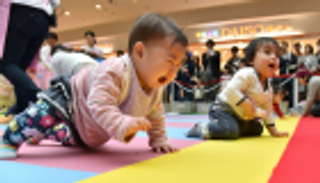 "الإجازة خيانة".. كندي يحب ابنه فطردته شركة يابانية