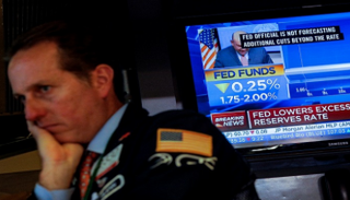 متعامل أثناء التداول في بورصة نيويورك- رويترز