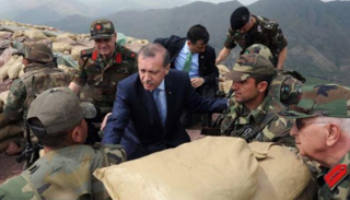 أردوغان وسط جنود وقادة عسكريين من الجيش التركي