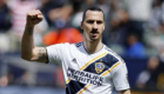 إبراهيموفيتش يتهم مدرب السويد بالعنصرية