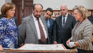 الشيخ الدكتور سلطان بن محمد القاسمي يتعرّف على محتويات المكتبة