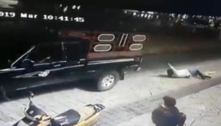 السكان الغاضبون جروا العمدة في الشوارع