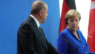 ميركل تتلقى طلبات بوقف تصدير السلاح لتركيا