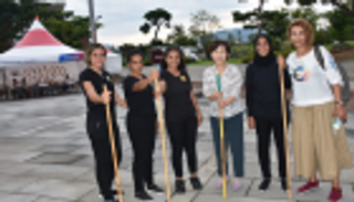 4 فتيات من صعيد مصر يحطمن شعار "التحطيب للرجال فقط"