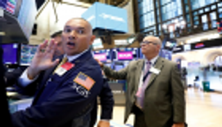 مكاسب أبل ومفاوضات التجارة تدعمان وول ستريت عند الإغلاق