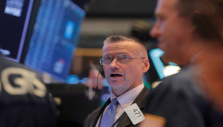 متعامل أثناء التداول في بورصة نيويورك- رويترز