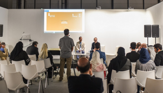 جانب من جلسة حوارية حول 