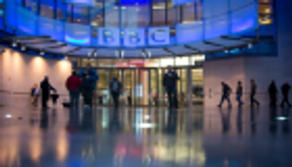 متظاهرو المناخ يغلقون مدخل "بي بي سي" في لندن