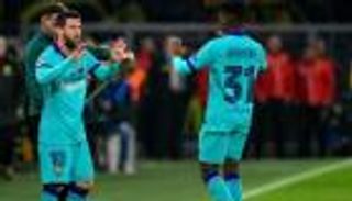 نجوم برشلونة يحضرون أول ليالي مسرحية "ميسي 10"