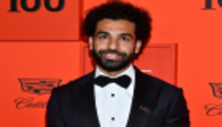 سر صور محمد صلاح المثيرة للجدل مع أشهر عارضة أزياء