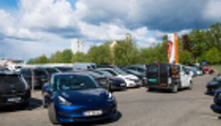 شكوك حول خاصية "الاستدعاء عن بعد" في سيارات "تسلا"