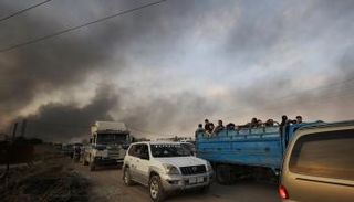 سوريون يفرون من القصف التركي