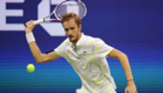 ميدفيديف يقصي تسيتسيباس ويواجه زفيريف في نهائي بطولة شنغهاي للتنس