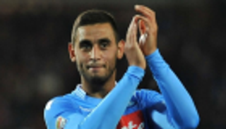 فوزي غلام يحقق حلم مشجع لنابولي مصاب بمرض نادر 