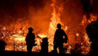 حرائق الغابات تطرد 100 ألف أمريكي من كاليفورنيا