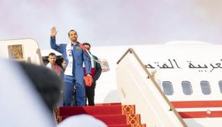 رائد الفضاء الإماراتي هزاع المنصوري لحظة وصوله إلى الإمارات