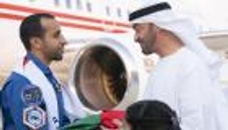 محمد بن زايد يستقبل المنصوري والنيادي لدى وصولهما أرض الوطن