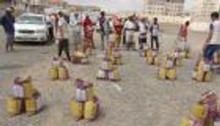 الإمارات تغيث النازحين في عدن والحديدة اليمنيتين