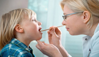 أعراض التهاب الحلق لدى الأطفال تتمثل في احمرار الحلق وتورم اللوزتين 