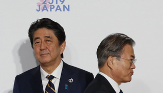 رئيس وزراء اليابان والرئيس الكوري الجنوبي