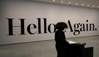 رسالة ترحيب في قاعة الاستقبال بمتحف "موما"