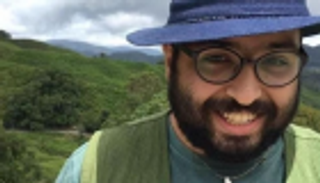 محكمة إيرانية تؤيد حكما بسجن كاتب ساخر 11 عاما