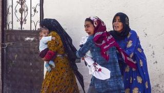 ذعر النساء من وابل القذائف التركية في مدينة القامشلي السورية