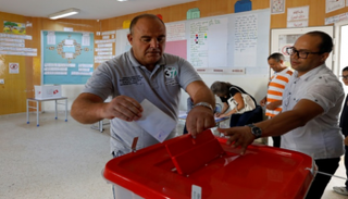 التونسيون ينتخبون رئيسا جديدا - رويترز