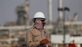 موظف قرب منشأة نفط تتبع أرامكو- رويترز