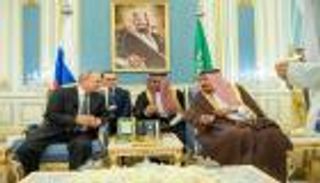 احتفاء سعودي ببوتين.. 21 طلقة مدفعية وموكب تحفه الخيالة