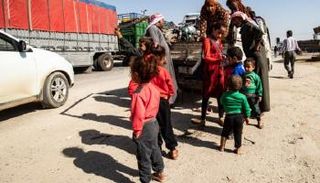 نازحون سوريون فروا هربا من القصف التركي على الشمال السوري