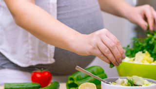 ينبغي على الحامل أن تتبع نظاماً غذائياً صحياً