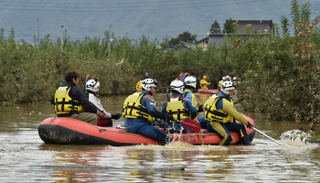 عمال الإنقاذ يبحثون عن ناجين في المياه الموحلة