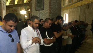 أثناء أداء الصلاة في المسجد الأقصى