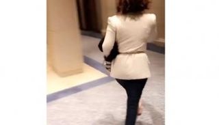 الفنانة السورية أصالة تسير بأحد فنادق الرياض حافية القدمين