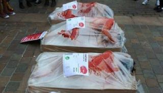 المتطوعون مغلفون وملطخون بالدماء