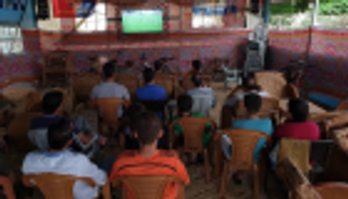 عبر الشاشات.. أهالي غزة يتابعون مباراة فلسطين والسعودية