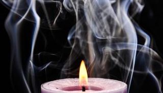 تحذير من التعرض طويل الأمد للأبخرة المنبعثة من الشمع المعطر - أرشيفية