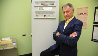 مخترع الإنترنت إلى جانب أول 