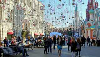 أجواء البهجة تسود الميادين العامة في روسيا