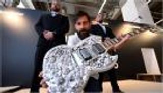 "أبوظبي للمجوهرات والساعات" يعرض أغلى جيتار في العالم