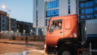 آبي أحمد يقود سيارة لري شتلات غرسها في أديس أبابا