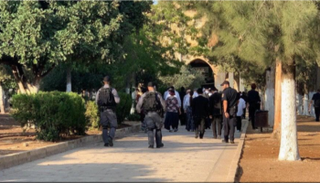 مستوطنون يواصلون اقتحاماتهم لباحات الأقصى