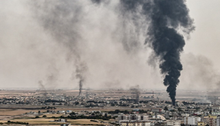 أعمدة الدخان تتصاعد جراء القصف التركي على مدينة رأس العين السورية