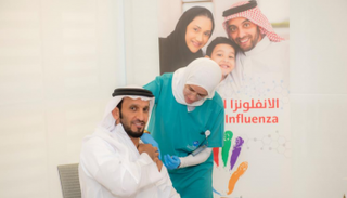 رئيس دائرة الصحة بأبوظبي يحصل على تطعيم الإنفلونزا الموسمية