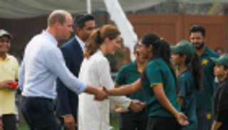 الأمير ويليام وزوجته يلعبان الكريكت قبل زيارة مستشفى للسرطان