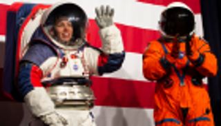 ناسا تكشف البزات الجديدة للسير على القمر "بطريقة طبيعية"