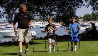 المشي بالعصي مفيد لعلاج اكتئاب الشتاء