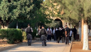 مستوطنون يواصلون اقتحاماتهم لباحات الأقصى