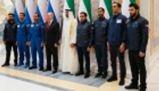 هزاع المنصوري وسلطان النيادي يتحدثان الروسية مع بوتين